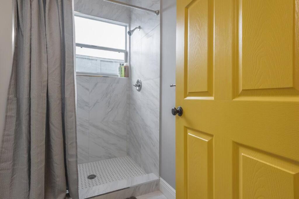 Gambino Getaway Shotgun Style Apt In The Heart Of Ybor City Tampa Exterior foto